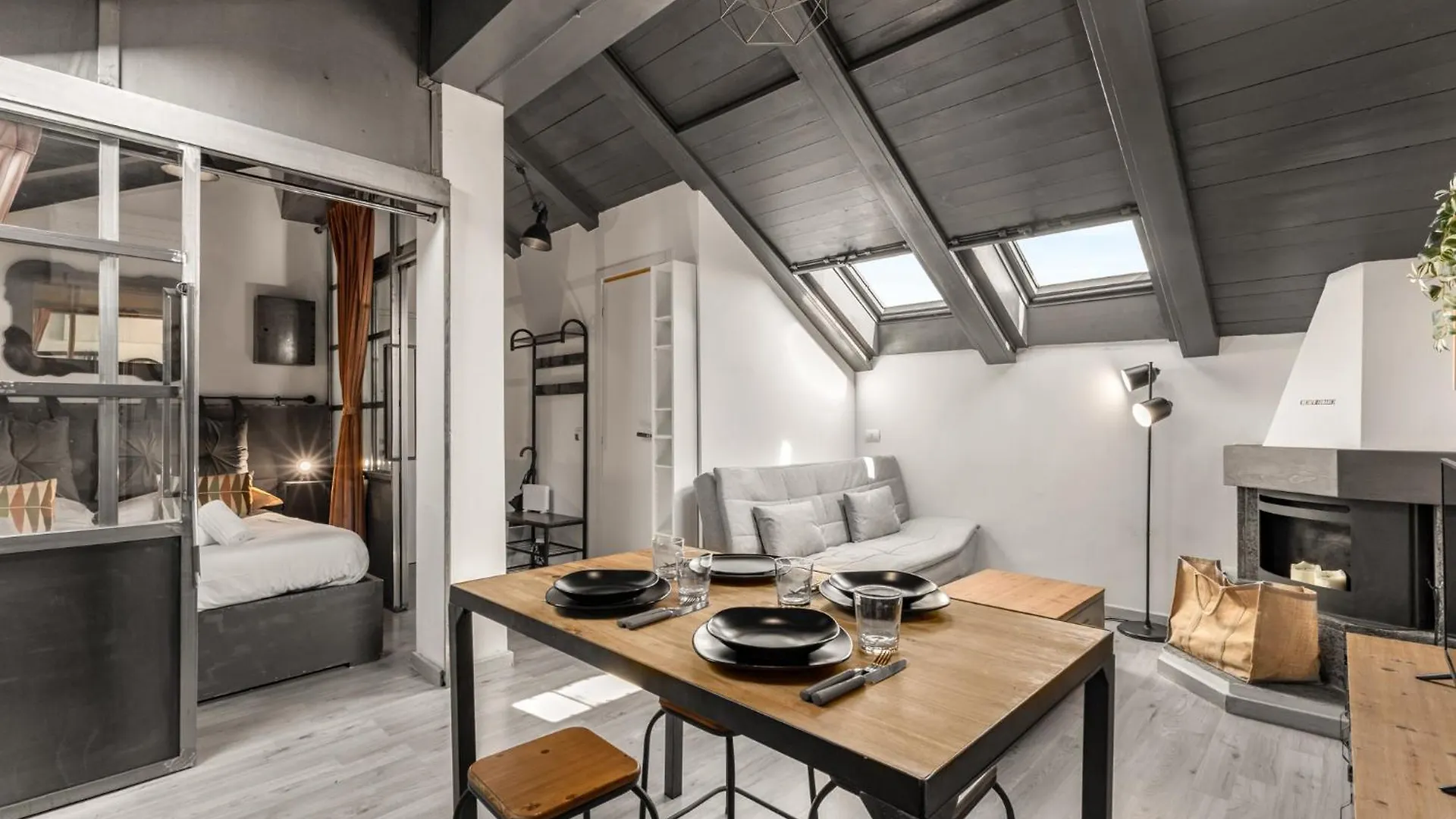 Tortona Metro 200M - Charming Attic - Wifi Διαμέρισμα Μιλάνο 0*,